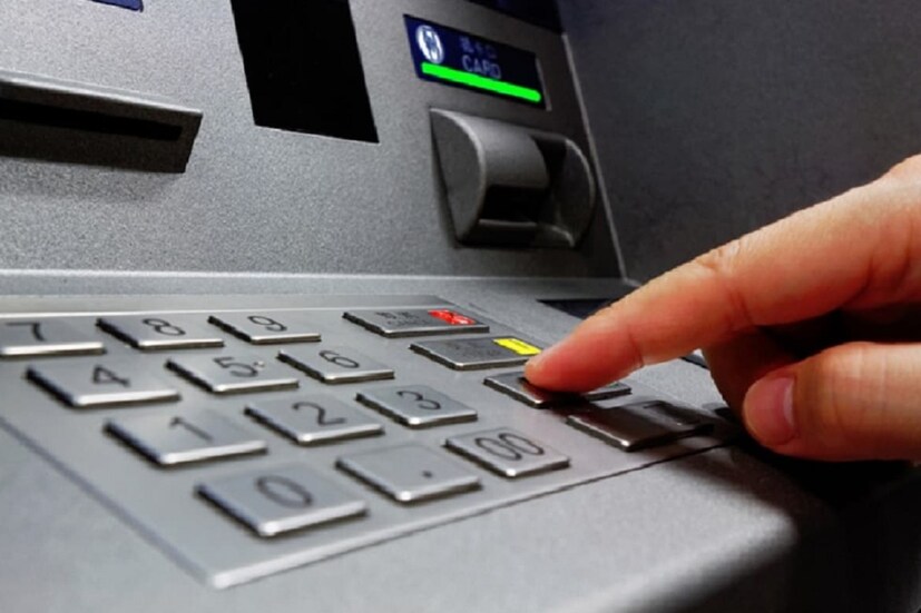 ATM থেকে জাল নোট বেরোনোর কথা এলাকায় চাউড় হতেই স্থানীয় মানুষজনের মধ্যে ক্ষোভ জমতে থাকে। রাতের দিকে ওই ATM-এ ব্যাঙ্ক থেকে টাকা ভরার গাড়ি এলে তা ঘিরে বিক্ষোভ দেখান স্থানীয় মানুষজন।   