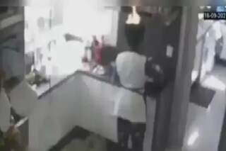 আগুনে জ্বলছে মাথা