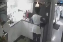 উড়ে যাবে রাতের ঘুমও, দাউ দাউ করে জ্বলছে মাথা! তাই নিয়েই দিব্যি কাজ করে চলেছেন.. উড়ে যাবে রাতের ঘুমও, দাউ দাউ করে জ্বলছে মাথা! তাই নিয়েই দিব্যি কাজ করে চলেছেন..