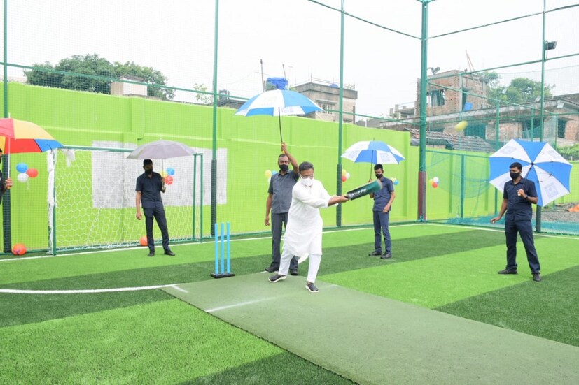 প্রায় প্রতিদিনই মুখ্যমন্ত্রীর হয়ে প্রচার করতে ফিরহাদ পৌঁছে যাচ্ছেন দুয়ারে দুয়ারে। আর বিশ্বকর্মা পুজোর দিন সেই প্রচারে বেরিয়েই ফিরহাদ হাকিম হাতে তুলে নিলেন ব্যাট। চুটিয়ে খেললেন ক্রিকেট। এদিন নিউ আলিপুরে ক্রিকেট খেলার অনুষ্ঠানে হাজির হয়েছিলেন ফিরহাদ। সেখানেই মন্ত্রী হাতে তুলে নিলেন ব্যাট। এমনকী তাঁকে ফুটবলও খেলতে দেখা যায়।