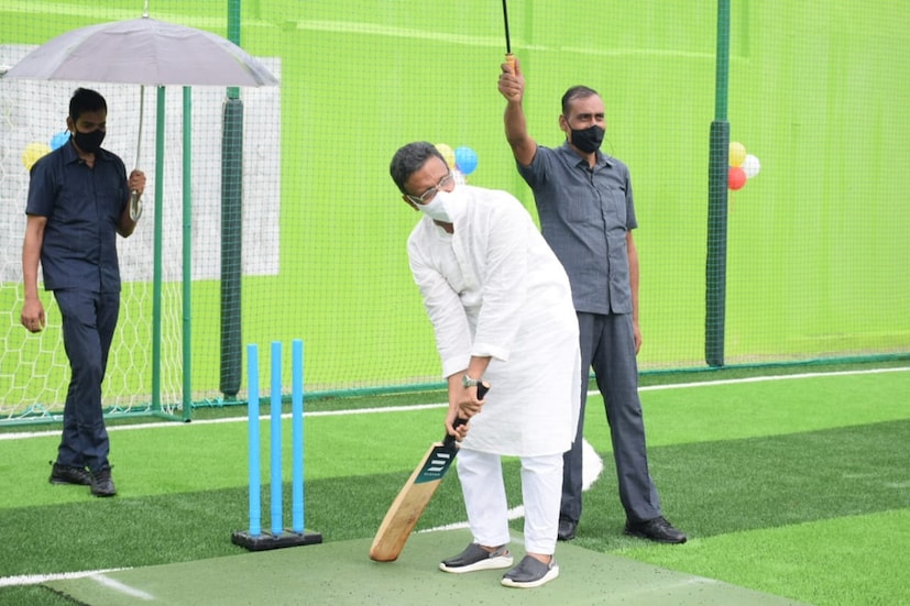 ভবানীপুরে উপনির্বাচন শেষ না হওয়া পর্যন্ত ফিরহাদ হাকিমকে কলকাতা পুরসভার প্রশাসক পদ থেকে সাময়িক অব্যাহতি দেওয়ার দাবিও জানিয়েছেন বিজেপি নেতারা। পাশাপাশি এখানে অন্তত ৪০ কোম্পানি আধাসেনা মোতায়েনের আর্জি জানান। ফিরহাদের গলায় অবশ্য আগাগোড়া শোনা গিয়েছে প্রত্যয়ী সুর।