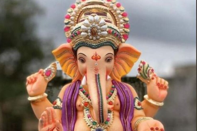 মোদক (Modak)- মোদক গণপতির সব চেয়ে প্রিয়। এইজন্য তাঁকে মোদকপ্রিয়ও বলা হয়। গণেশ পুজোর প্রথম দিনে মোদক দেওয়া হয়। মোদক বিভিন্নভাবে তৈরি করা যায়। ভাপা মোদক, চকোলেট মোদক, ভাজা মোদক ইত্যাদি।