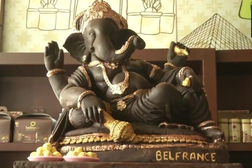 তবে শুধু রংটাই ডার্ক চকোলেটের মতো নয়। গোটা গণেশ মূর্তিই তৈরি ডার্ক চকোলেট রঙ দিয়ে। তবে এই প্রথম নয়। প্রতি বছরই তাঁরা এই রকম চকোলেটের গণেশ তৈরি করেন বলে জানান। 