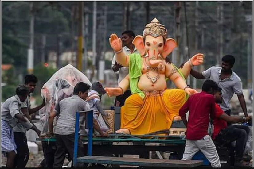 গণপতি বিসর্জন গণেশ চতুর্থী উৎসবের শেষ অনুষ্ঠান হল বিসর্জন। আগামী বছরে ভগবান যেন আবার আসেন এই বাসনা নিয়েই গণেশের মূর্তি শ্রদ্ধার সঙ্গে জলে ভাসানো হয়। বিসর্জনে যাওয়ার সময় ভক্তরা উচ্চৈস্বরে বলতে থাকেন"গণপতি বাপ্পা মোরিয়া, পুর্চা বর্ষি লাউকারিয়া", অর্থাৎ হে গণপতি বাপ্পা, পরের বছরে তুমি আবার এসো!