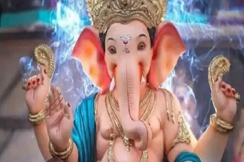 ১০ দিনের গণেশ চতুর্থীতে ১৬টি আচার-অনুষ্ঠান সম্পন্ন করা হয়। এই আচারগুলিকে চারটি মূল পূজাবিধিতে ভাগ করা যায়: