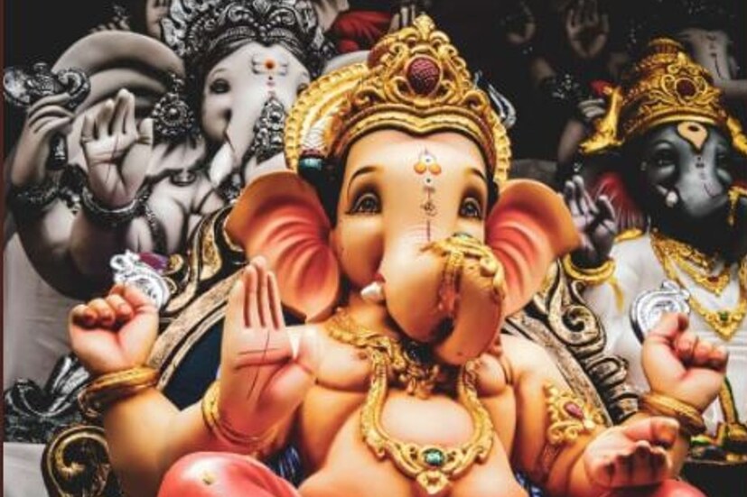 সারা বছর আমরা গণেশ চতুর্থীর (Ganesh Chaturthi) জন্য অপেক্ষা করি। এই দিনে গণপতি স্বয়ং সবার বাড়িতে আসেন এবং দশ দিন ধরে বিরাজ করেন। ভাদ্র মাসের শুক্লপক্ষের চতুর্থী থেকে চতুর্দশ তিথি পর্যন্ত সবাই গণেশের পূজা-অর্চনা করেন। এই বছর গণেশ চতুর্থী উৎসব আজ ১০ সেপ্টেম্বর ২০২১ (শুক্রবার) দিন থেকে শুরু হচ্ছে। হিন্দু ধর্মে ভগবান গণেশের প্রথম পূজার মর্যাদা রয়েছে, অর্থাৎ যে কোনও শুভ বা শুভ কাজে প্রথমেই ভগবান গণেশের পূজা করা হয় এবং তার পরই কাজ শুরু করা হয়।