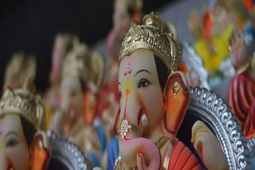 উত্তরপূজা বিসর্জনের আগে এই আচারটি করা হয়। অত্যন্ত আনন্দ ও নিষ্ঠার সঙ্গে সমস্ত বয়সের মানুষ এই উৎসবে অংশ নেন। প্যান্ডেল কিংবা মন্দির হোক বা নিজেদের বাড়িতে, গণেশ চতুর্থী পরম আনন্দের সঙ্গে পালিত হয়। ভগবানের পুজোর আনন্দ ভক্তরা গান গেয়ে থাকেন, নাচেন এবং আতসবাজি জ্বালিয়ে পুজো উদযাপন করেন। পুজোর শেষে আসে ভগবানকে বিদায় জানানোর পালা। সুন্দর মন্ত্র, আরতি, ফুল দিয়ে, গণেশকে বিদায় জানানো হয়। নিরঞ্জন আরতি, পুষ্পাঞ্জলি অর্পণ, প্রদক্ষিণ এই পর্যায়ক্রমে এই ধাপে পুজো করা হয়।