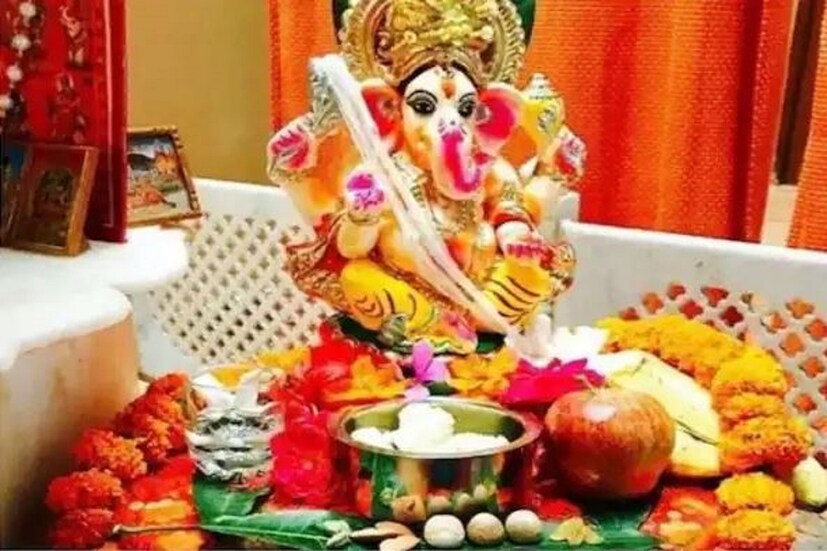 ষোড়শোপচার মূর্তির প্রাণ প্রতিষ্ঠার পরে ১৬টি ধাপের পুজোর ঐতিহ্য রয়েছে। সংস্কৃত ভাষায়'ষোড়শ' অর্থ ১৬ এবং 'উপচার' মানে হল 'ভগবানকে নিবেদন করা'। গণেশের পা ধুইয়ে দিয়ে বিগ্রহকে পঞ্চামৃত অর্থাৎ দুধ, ঘি, মধু, দই, চিনি দিয়ে স্নান করিয়ে সুগন্ধি তেল ও গঙ্গা জল দেওয়া হয়। স্নান পর্বের পরে বস্ত্র, উত্তরীয় সমর্পণ বিধি পালন করা হয় অর্থাৎ বিগ্রহকে নতুন পোশাক পরানো হয়। ফুল, অখণ্ড চাল (অক্ষতা), মালা, সিঁদুর এবং চন্দন দিয়ে মূর্তি সাজানো হয়। এর পর মোদক, সুপারি, নারকেল (নৈবেদ্য) দিয়ে প্রদীপ জ্বালিয়ে স্তোত্র, মন্ত্র উচ্চারণের মাধ্যমে ভক্তি সহকারে গণেশের আরাধনা করা হয়।