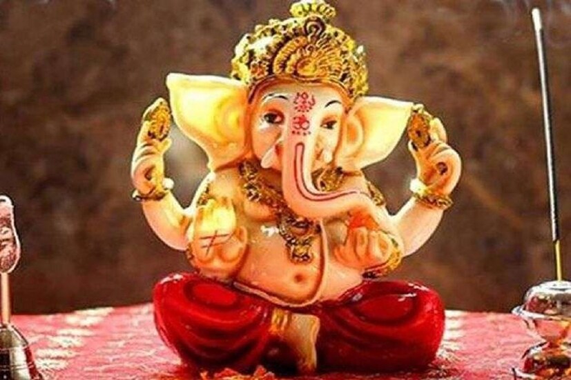আহ্বান এবং প্রাণ প্রতিষ্ঠা গণেশ পুজোয় ভক্তদের 'দীপ-প্রজ্বলন' এবং 'সংকল্প' করার পর দেবতার প্রাণ প্রতিষ্ঠা হল প্রথম নিয়ম। এক্ষেত্রে মন্ত্র পাঠের মাধ্যমে প্যান্ডেল বা মন্দিরে বা যে কোনও পূজা স্থানে স্থাপিত গণেশের মূর্তিতে প্রাণ আহ্বান করা হয়। এটি দেবতার মূর্তিকে পবিত্র করার একটি অনুষ্ঠান হিসাবে কথিত রয়েছে।