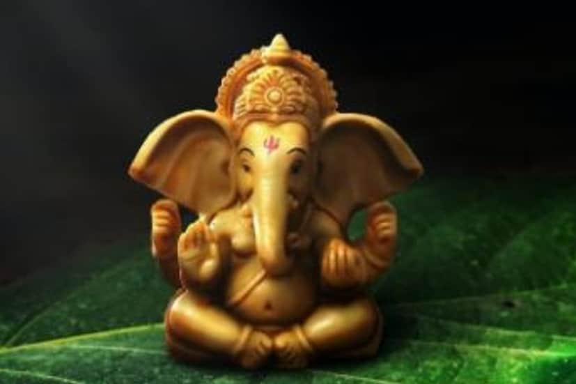 শুরু হয়েছে গণেশ চতুর্থী। ১০ দিন ধরে সারা দেশ জুড়ে চলবে এই উৎসব। তবে যেহেতু মহামারীর মধ্যেই হবে এই উৎসব তাই কোভিড বিধি মেনেই সমস্ত কিছু শুরু হয়েছে। 