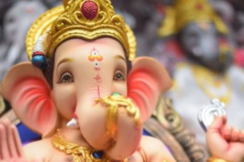 বলা হয়ে থাকে যে এটি করার মাধ্যমে একজন ব্যক্তির জীবনের সব সমস্যা দূর হয়ে যায় এবং যে কাজটি করা হয় তা কোনও খারাপ প্রভাব ছাড়াই সম্পন্ন হয়। ভগবান গণেশের আরাধনা করলে একজন ব্যক্তি যে কোনও ধরনের রোগ, আর্থিক সমস্যা, চাকরি, ব্যবসা, শিশুদের সংক্রান্ত সমস্যাও থেকে মুক্তি পান। দেখে নেওয়া যাক সিদ্ধিলাভে দশ দিন ধরে গজাননকে কী কী ভোগ দেওয়া যায় চলতি বছরের গণেশ চতুর্থীর উৎসবে!
