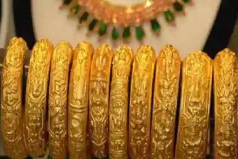 ফের নিম্নমুখী সোনা ও রুপোর দাম ৷ স্বাভাবিকভাবেই সোনা ক্রেতাদের জন্য সুখবর। কমজোর গ্লোবাল মার্কেটের প্রভাব ভারতীয় বাজারেও দেখতে পাওয়া যাচ্ছে ৷ MCX এ গত ৪দিন তৃতীয়বার সোনার দামে (Gold price today) পতন দেখা গিয়েছে ৷ 