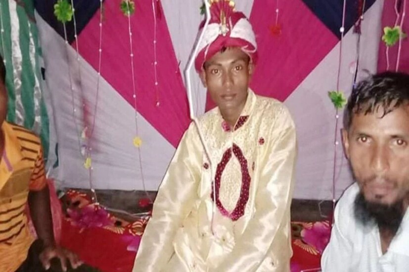 মর্মান্তিক ঘটনা। নবপরিণীতা স্ত্রীকে বাসরঘরে রেখেই আত্মহত্যা করল স্বামী (Groom)। ঘটনাটি ঘটেছে বাংলাদেশের (Bangaldesh) পঞ্চগড়ের দেবীগঞ্জে(Bangladesh News)। আকস্মিক এই ঘটনায় বিয়েবাড়ির আনন্দ নিমেষে উধাও হয়ে যায় মুহূর্তে। উৎসবমুখর পরিবার পরিজন শোকে পাথর। সানাইয়ের সুর যেন এক লহমায় মলিন করে দিল বিলাপের সুর। Photo : Collected 