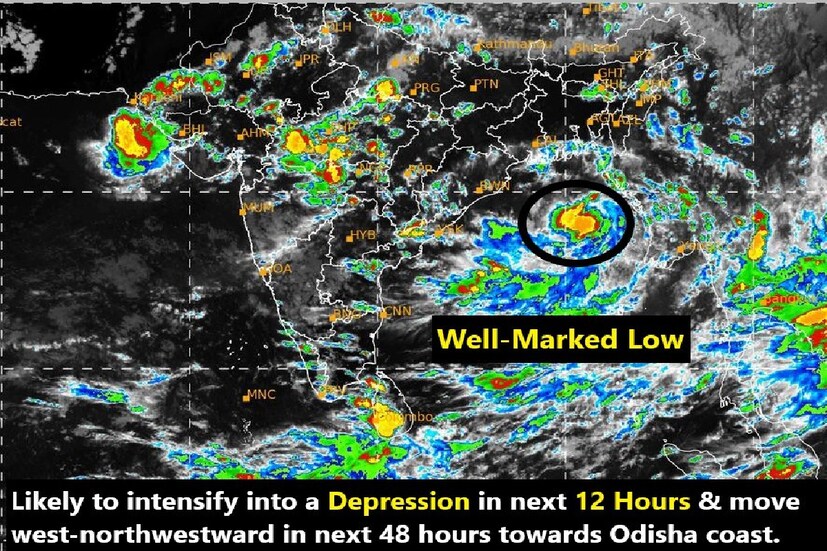 *তবে 'গুলাব'-র (cyclone Gubal) সরাসরি থাবা থেকে সম্ভবত এ বারে রেহাই মিলবে বাংলার। যদিও বৃষ্টির হাত থেকে মুক্তি নেই রাজ্যের উত্তর তঝেকে দক্ষিণের বাসিন্দাদের। কারণ ঘূর্ণিঝড়ের পিছু নিয়েছে আরও এক ঘূর্ণাবর্ত। মঙ্গলবার থেকে ভারী বৃষ্টির পূর্বাভাস কলকাতা-সহ ৯ জেলায়। ফাইল ছবি। 