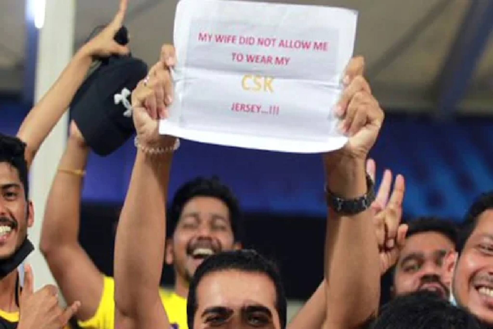 IPL 2021; CSK: 'বউ আমাকে সিএসকের জার্সি পরতে দেয় না', প্ল্যাকার্ড হাতে মাঠে সমর্থক