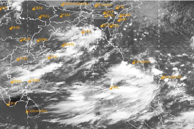 শনিবার ফের ঘূর্ণাবর্ত (Cyclonic Storm) তৈরি হচ্ছে পূর্ব মধ্য ও উত্তর-পূর্ব বঙ্গোপসাগরে। ৪৮ ঘণ্টায় এটি ওড়িশা উপকূলে অবস্থান করবে। অভিমুখ থাকবে পশ্চিম ও উত্তর পশ্চিমদিকে। সোমবার আর একটি ঘূর্ণাবর্তের সম্ভাবনা মধ্য বঙ্গোপসাগরে। এই ঘূর্ণাবর্ত এর অভিমুখ থাকবে বাংলা ও ওড়িশা উপকূল। এই জোড়া ঘূর্ণাবর্তের প্রভাবে রবিবার থেকে মঙ্গলবার পর্যন্ত দুর্যোগপূর্ণ (Rain) আবহাওয়া (Weather Forecast) আশঙ্কা গাঙ্গেয় পশ্চিমবঙ্গ ও ওড়িশাতে। Photo- IMD/Sattelite Image 