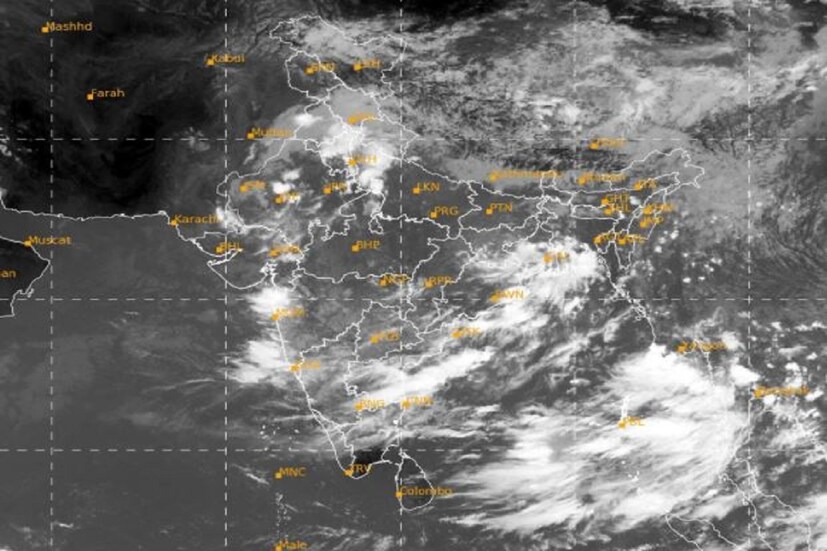 এই মুহূর্তে নিম্নচাপ দক্ষিণ-পূর্ব ঝাড়খণ্ডের কাছাকাছি অবস্থান করছে। সেই সঙ্গেই মৌসুমী অক্ষরেখা নিম্নচাপ কেন্দ্র দক্ষিণ-পূর্ব ঝাড়খণ্ড থেকে বালেশ্বর হয়ে পূর্ব-মধ্য বঙ্গোপসাগর পর্যন্ত বিস্তৃত রয়েছে।