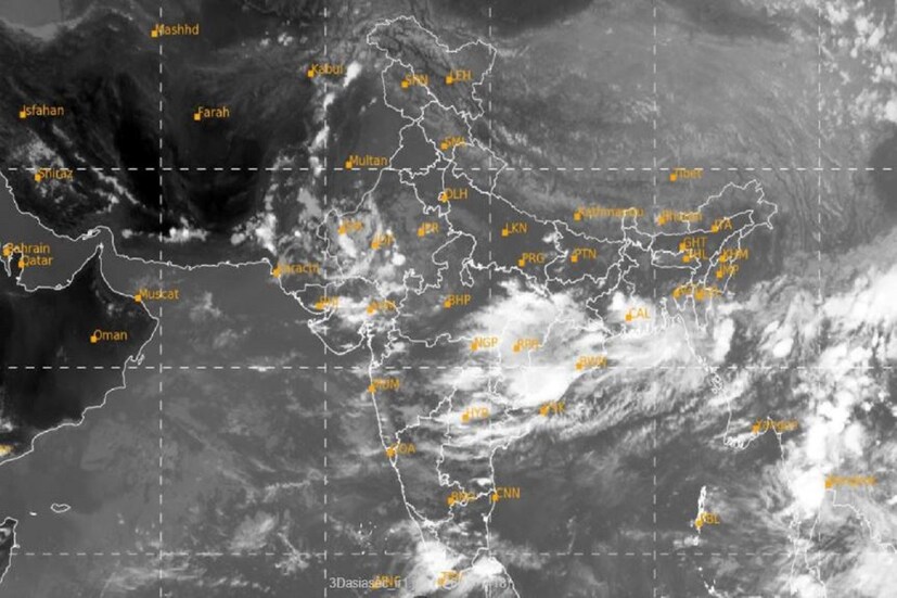 দুর্যোগের  কালো নিঃশ্বাস ফেলা আর গেল না৷  আগামী ৪৯ ঘণ্টা অবধি আবহাওয়ার পূর্বাভাসে (Weather Forecast)  ভারী বৃষ্টি (rain) ও বজ্রবিদ্যুৎ সহ বৃষ্টি  (Thunderstorm and rain) হবে৷ এই আবহাওয়ার পূর্বাভাস (Weather Update) জারি হয়েছে কলকাতা সহ দক্ষিণবঙ্গে (Kolkata and south bengal)৷ Photo Courtesy- IMD/Sattelite Image 