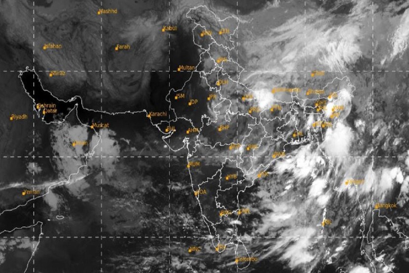 #কলকাতা : ফের কলকাতা (Kolkata) ও দক্ষিণবঙ্গে (South Bengal) আবহাওয়ার আপডেট (Weather Update) খারাপ৷ বুধবার অবধি কলকাতা সহ দক্ষিণবঙ্গে প্রবল বৃষ্টিতে ভেসেছে মধ্যে একদিনের বৃষ্টি থেকে খানিকটা মুক্তি মিলতে না মিলতেই ফের প্রবল দুর্যোগের (Massive Thunderstorm and rain) আশঙ্কা৷ বঙ্গোপসাগরে ঘণীভূত নিম্নচাপ (Depression over bay of bengal) আরও গভীর হয়েছে৷ এবার তা গাঙ্গেয় পশ্চিমবঙ্গ ও ওড়িশা উপকূলের দিকে এগোচ্ছে৷ Photo Courtesy- IMD/Sattelite Pic 