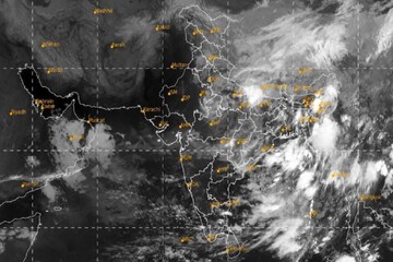আবহাওয়ার পূর্বাভাস: আরও ঘণীভূত নিম্নচাপ, বাংলার আকাশে প্রবল দুর্যোগের অশনি