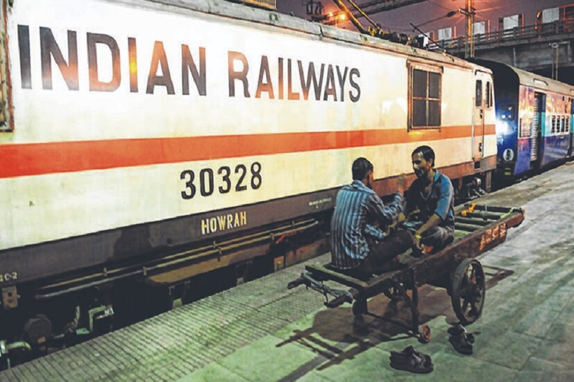 তবে এটার জন্য আইআরসিটি-র সাধারণ ওয়েবসাইটে ((irctc.co.in) ) লগ‌ ইন করা যাবে না। এর জন্য www.ftr.irctc.co.in-এ গিয়ে ইউজার আইডি ও পাসওয়ার্ড তৈরি করতে হবে। এর পরে ট্রেন বা বগি গোটাটা বুক করা যাবে।