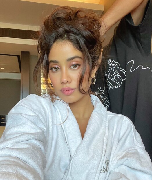 অন্য মেকআপে আরও সেক্সি (Sexy) দেখতে লাগছে জাহ্নবী কাপুরকে ৷ ছবি সৌজন্যে ইনস্টাগ্রাম ৷ 