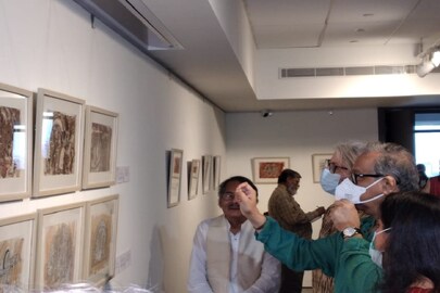 খুঁটিয়ে ছবি দেখছেন রাজ্যসভার সাংসদ জহর সরকার।