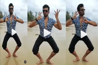 সমুদ্রের বিচে কত্থক নাচছেন অভিনেতা জীতু কমল। ছবি: ইনস্টাগ্রাম। 