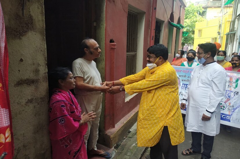 ভবানীপুর, এক কথায় মিনি ইন্ডিয়া। ভবানীপুর (By Poll Bhawanipur) বিধানসভা কেন্দ্রের আটটি ওয়ার্ড জুড়ে থাকেন একাধিক ভাষাভাষির মানুষের বাস। দেশের বিভিন্ন প্রান্ত থেকে মানুষ এসে থাকতে শুরু করেন তাঁরা। আর এই ভিন্ন প্রান্তের মানুষ এই বিধানসভা কেন্দ্রের ভোটার। সেখানেই এবার ভোটযুদ্ধে নামছেন মমতা বন্দ্যোপাধ্যায়। তাঁর হয়ে প্রচারে নামলেন ভাই কার্তিক বন্দ্যোপাধ্যায়ও। ভবানীপুর, এক কথায় মিনি ইন্ডিয়া। ভবানীপুর (By Poll Bhawanipur) বিধানসভা কেন্দ্রের আটটি ওয়ার্ড জুড়ে থাকেন একাধিক ভাষাভাষির মানুষের বাস। দেশের বিভিন্ন প্রান্ত থেকে মানুষ এসে থাকতে শুরু করেন তাঁরা। আর এই ভিন্ন প্রান্তের মানুষ এই বিধানসভা কেন্দ্রের ভোটার। সেখানেই এবার ভোটযুদ্ধে নামছেন মমতা বন্দ্যোপাধ্যায়। তাঁর হয়ে প্রচারে নামলেন ভাই কার্তিক বন্দ্যোপাধ্যায়ও।