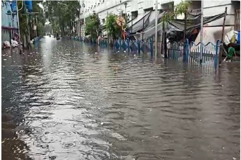 *কলকাতার মধ্যে সবথেকে বেশি বৃষ্টি হয়েছে ধাপা, উল্টোডাঙা এবং কালীঘাটে। ধাপায় ১২৭, উল্টোডাঙ্গায় ১০৯ মিলিমিটার এবং কালীঘাটে ১০৭ মিলিমিটার বৃষ্টি হয়েছে। তপসিয়ায় ১০৩, বালিগঞ্জে ১০১, পামার বাজারে ১০০, মোমিনপুরে ১০০ এবং যোধপুর পার্কে ৯৫ মিলিমিটার বৃষ্টি হয়েছে। 