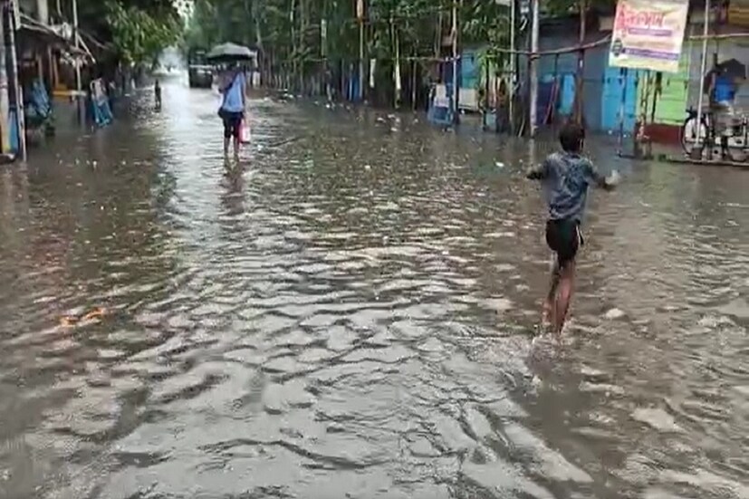 *রাতভোর বৃষ্টির জেরে জলমগ্ন আলিপুর-বর্ধমান রোড, বেহালা, পর্ণশ্রী বীরেন রায় রোড ওয়েস্ট-সহ ১২১ নম্বর ওয়ার্ড। জলমগ্ন ,মহেশতলার বজবজ ট্রাঙ্ক রোড, বাটা মোড় থেকে জিনজিরা বাজার পর্যন্ত। সপ্তাহের প্রথম দিনে গাড়ি চালক থেকে সাধারণ মানুষ কাজের উদ্দেশ্যে বেরিয়ে চরম দুর্ভোগে পড়েছেন। 
