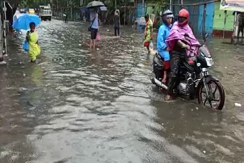 *রীতিমতো বানভাসি সেক্টর ফাইভ, সল্টলেকও। বাসের চাকা, বাইক চলে গিয়েছে কার্যত জলের তলায়। জলের মধ্যেই বাস খারাপ হয়ে গিয়েছে। ফাইল ছবি।