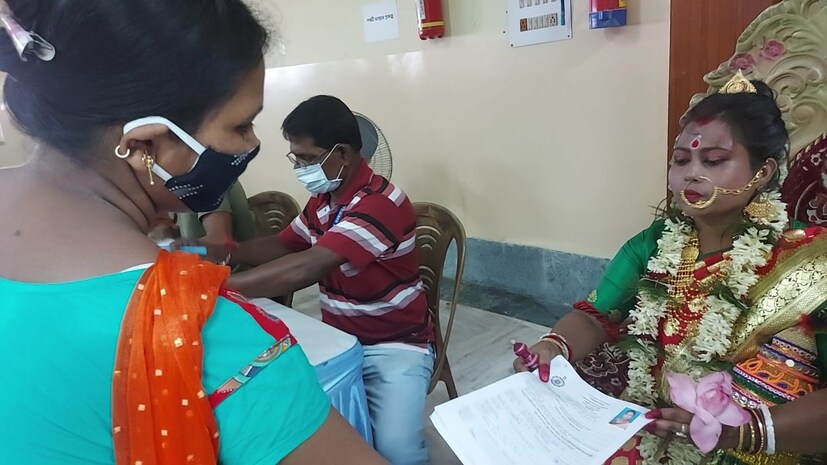 প্রসঙ্গত, এর আগে গতবছর রাজ্যে দুয়ারে সরকারে স্বাস্থ্য সাথী কার্ডের জন্য ভিড় ছিল সবথেকে বেশি। এবার মূলত লক্ষীর ভান্ডার প্রকল্পের জন্য আবেদন করছেন বেশিরভাগ মহিলা। রাজনৈতিক বিশেষজ্ঞদের একাংশের মতে, বতৃতীয় বার মমতা সরকারের ক্ষমতায় আসার পিছনে মূলত বাংলার মা-বোনেদের ভূমিকা ছিল সবচেয়ে বেশি। আর সেই কারণেই সরকারে আসার পর থেকেই মহিলাদের জন্য কার্যত কল্পতরু মমতা বন্দ্যোপাধ্যায়।