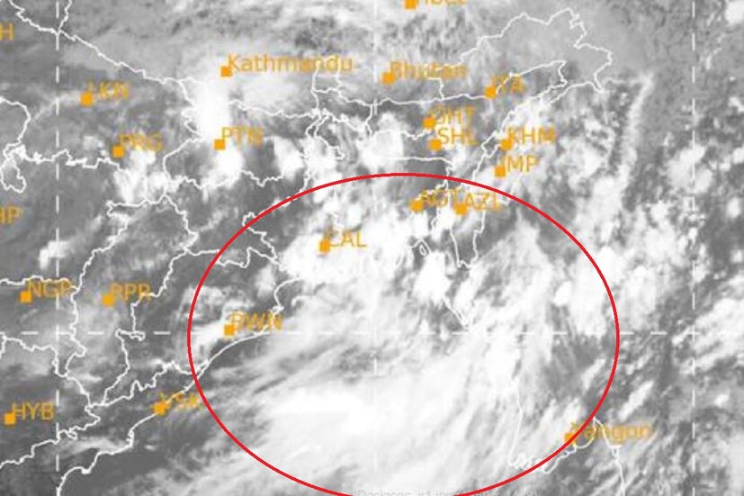 তবে ঘূর্ণাবর্ত আরও ঘনীভূত হয়ে শনিবার থেকে আবহাওয়ার দ্রুত অবনতি হতে থাকবে৷ ফলে প্রবল দুর্যোগে (massive rain) ভাসবে বাংলা (Weather Forecast)৷  সঙ্গে বইবে ঝোড়ো হাওয়া এমনটাই সতর্কতা জারি করেছে আলিপুর আবহাওয়া দফতর৷ Photo Courtesy- IMD/Sattelite Pic