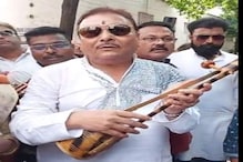ওহ লাভলি! একতারা বাজিয়ে এবার গান ধরলেন মদন মিত্র ‘হৃদমাঝারে রাখব’, কিন্তু কাকে? ওহ লাভলি! একতারা বাজিয়ে এবার গান ধরলেন মদন মিত্র ‘হৃদমাঝারে রাখব’, কিন্তু কাকে?