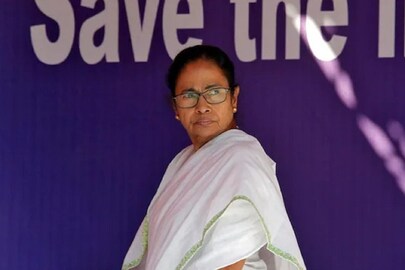 মমতা বন্দ্যোপাধ্যায়ের নিশানায় কংগ্রেস।