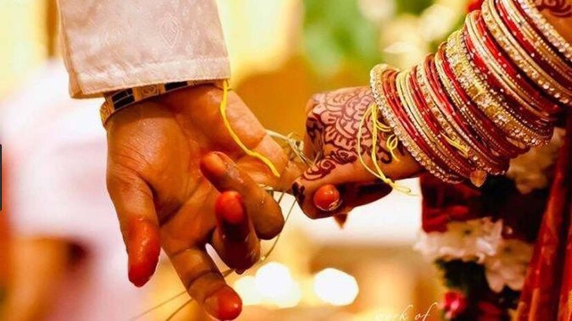 এরপরেই বাসর ঘরে থাকা নিয়ে স্ত্রীর পরিবারের সদস্যদের সঙ্গে বাবুলের সামান্য মনোমালিন্য হয়। ঠিক হয়, বাসর রাতে বর-কনের সঙ্গে একই ঘরে থাকবেন কনের সঙ্গে আসা দাদি শামসুন্নাহার, বরের জামাইবাবু হুসেন ও তাঁর দুই সন্তান। বিষয়টি বাবুলের পছন্দ না হলেও সে তখনকার মতো মেনে নেয়।