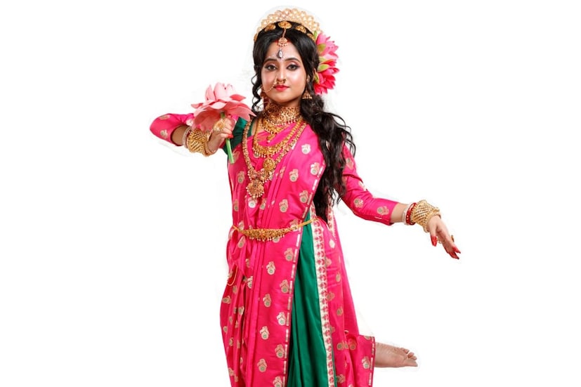 দেবী কমলে কামিনী রূপে দেখা যাবে সকলের প্রিয় মিঠাই তথা সৌমিতৃষা কুণ্ডুকে। দেবী এই রূপের কাহিনি আমরা পাই চণ্ডী মঙ্গলে। পিতা ধনপতি ও পুত্র শ্রীমন্তর সঙ্গে দেবীর লীলার গল্প বর্ণিত হয়েছে। এই দেবী কমল মানে পদ্মের ওপর বসে থাকেন। দেবীর এই রূপ প্রাণী জগতের সকল প্রাণী, বনভূমি ও উদ্ভিদ জগতের রক্ষণকারিনী।