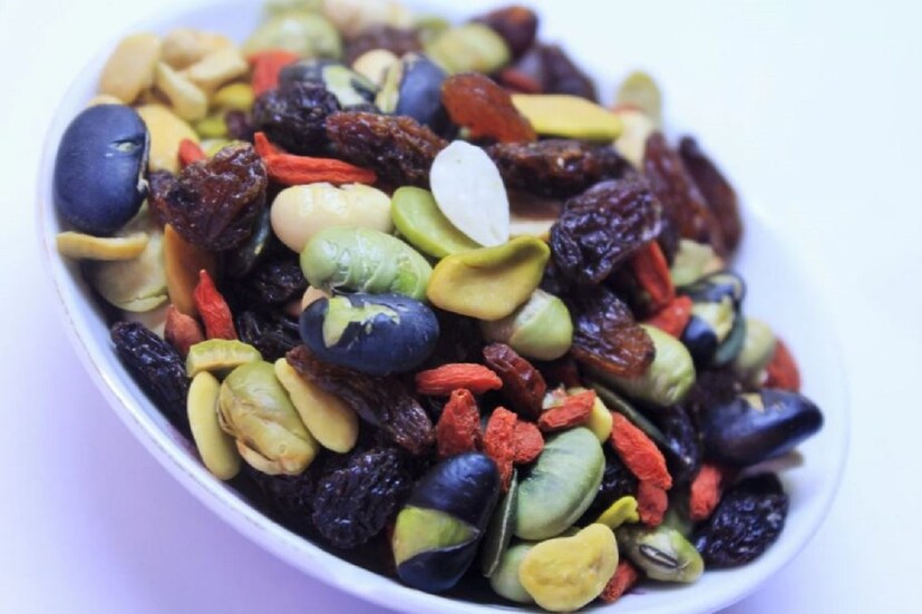 মিক্সড নাটস (Mixed Nuts) এটি প্রচুর পরিমানে ফাইবার (Fibre), প্রোটিন (Protein) এবং কয়েকটি ফ্যাট যুক্ত খাবার। প্রসেসড ফুড (Processed Food) এবং জাঙ্ক ফুডের (Junk Food) বদলে এই ধরনের বাদাম খুবই উপকারী একটি খাবার। এটি হার্টকে সতেজ রাখতে সাহায্য করে।