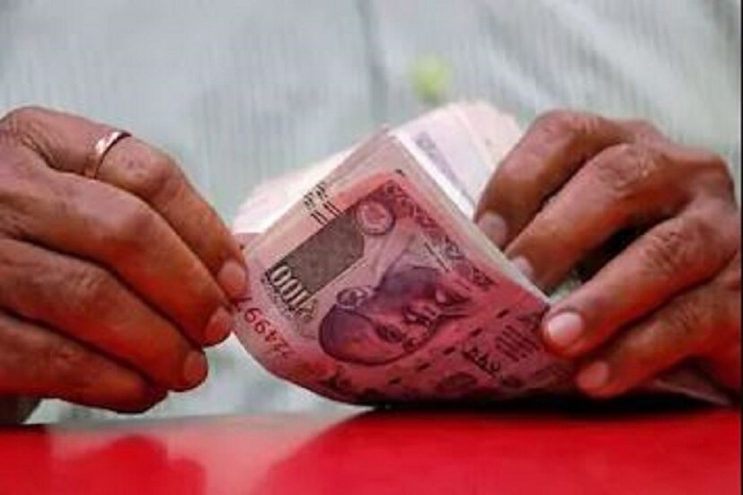 নিজের এমপ্লয়ি প্রভিডেন্ড ফান্ড (Employees Provident Fund) বা ইপিএফ  (EPF) থেকে এক লক্ষ টাকা অ্যাডভান্স পিএফ  ব্যালান্স বার করে নিতে পারবেন৷ যেকোনও ধরণের মেডিক্যাল এমার্জেন্সির সময় এই টাকা বার করতে পারবেন৷ এর জন্য আপনাকে খালি আপনার খরচার কারণটা দেখাতে হবে৷ অর্থাৎ দেখাতে হবে কোন এমার্জেন্সির জন্য আপনি খরচ করতে চাইছেন৷