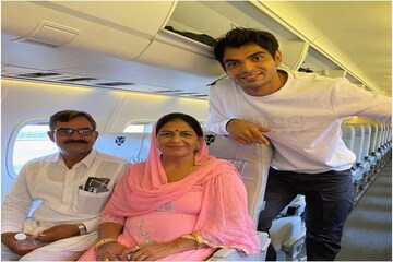 PICS পূর্ণ হল শৈশবের স্বপ্ন! মা-বাবার সঙ্গে বিমানে চড়ে কেন নীরজের আবেগঘন পোস্ট?