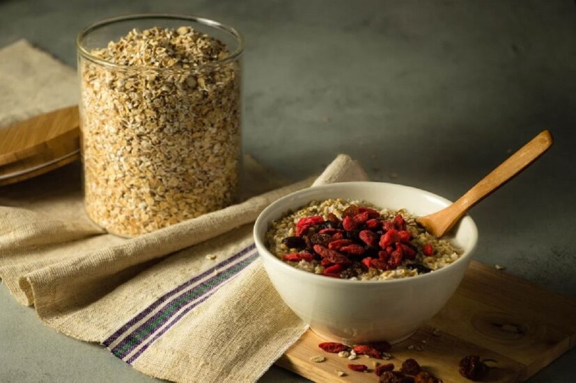ওটমিল (Oatmeal) এক কাপ অথবা হাফ কাপ ওটমিল, প্রতি দিন সকালে রান্না করে খেলে নিজেদের হার্ট থাকবে সতেজ। এতে রয়েছে বেটা-গ্লুকন (Beta-Glucan) এবং ফাইবার। এটি এলডিএল (LDL) কোলেস্টরল কমাতে সাহায্য করে।