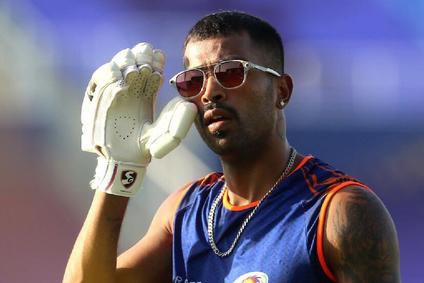 আইপিএলের দ্বিতীয় পর্বে নেমেই পর পর দুটি ম্যাচে হেরেছে মুম্বই ইন্ডিয়ান্স। ফলে টিম ম্যানেজমেন্ট এখন দলের প্রতিটি ক্রিকেটারের পারফরম্যান্স-এর কাঁটাছেড়ায় ব্যস্ত। এমন পরিস্থিতিতে পরের ম্যাচে দলে একাধিক পরিবর্তনও হতে পারে।