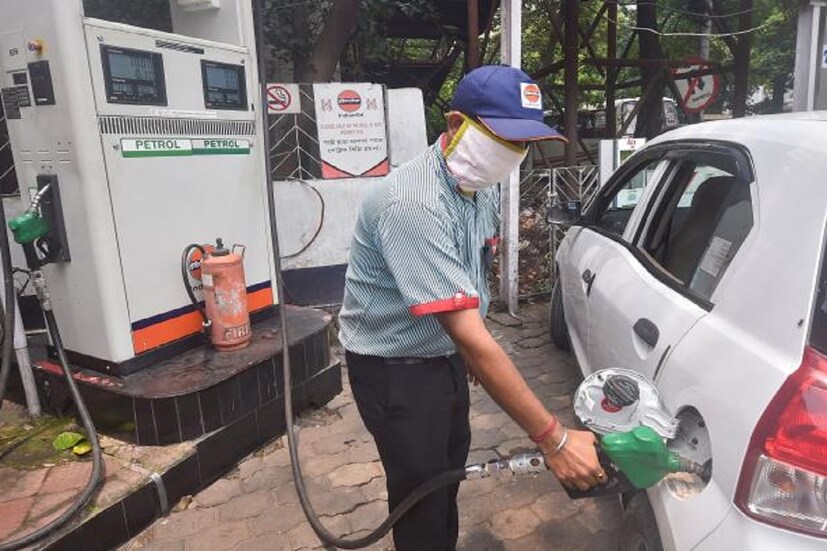 বুধবারের জন্য পেট্রোল ও ডিজেলের দাম (Petrol-Diesel Price Today)জারি করে দিয়েছে সরকারি তেল সংস্থাগুলি ৷ গত কয়েকদিন ধরেই দাম বাড়ছিল ডিজেলের ৷ দাম বেড়েছে পেট্রোলেরও ৷ তবে এদিন পেট্রোল ও ডিজেলের দাম অপরিবর্তিত রাখল তেল সংস্থাগুলি ৷ ইন্ডিয়ান অয়েল কর্পোরেশনের  (IOCL) তরফে জানানো হয়েছে, ২৯ সেপ্টেম্বর দিল্লিতে পেট্রোল ১০১.৩৯ টাকা এবং ডিজেল ৮৯.৫৭ টাকায় স্থির রয়েছে ৷ মুম্বইয়ে পেট্রোলের দাম ১০৭.৪৭ টাকা প্রতি লিটার হয়ে গিয়েছে ৷ 
