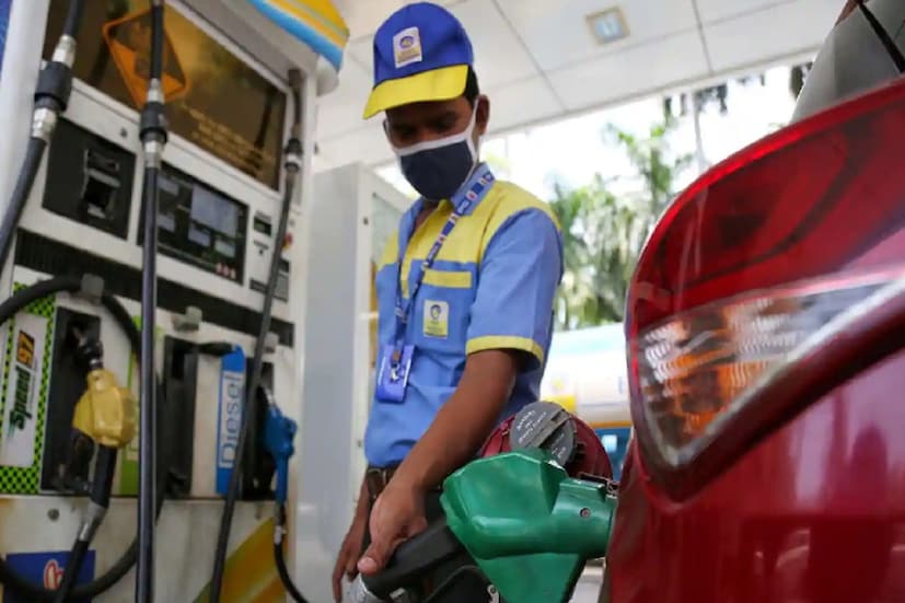দেখে নিন বিভিন্ন শহরে পেট্রোল ও ডিজেলের দাম (Petrol Diesel Price on 15 September 2021)  দিল্লি- পেট্রোল ১০১.১৯ টাকা, ডিজেল ৮৮.৬২ টাকা মু্ম্বই- পেট্রোল ১০৭.২৬ টাকা, ডিজেল ৯৬.১৯ টাকা চেন্নাই- পেট্রোল ৯৮.৯৬ টাকা, ডিজেল ৯৩.২৬ টাকা কলকাতা- পেট্রোল ১০১.৭২ টাকা, ডিজেল ৯১.৮৪ টাকা নয়ডা- পেট্রোল ৯৮.৫২ টাকা, ডিজেল ৮৯.২১ টাকা জয়পুর- পেট্রোল ১০৮.১৭ টাকা, ডিজেল ৯৭.৭৬ টাকা ভোপাল- পেট্রোল ১০৯.৬৩ টাকা, ডিজেল ৯৭.৪৩ টাকা বেঙ্গালুরু-পেট্রোল ১০৪.৭০ টাকা, ডিজেল ৯৪.০৪ টাকা লখনউ- পেট্রোল ৯৮.৩০ টাকা, ডিজেল ৮৯.০২ টাকা পটনা- পেট্রোল ১০৩.৭৯ টাকা, ডিজেল ৯৪.৫৫ টাকা 