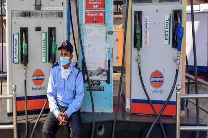 দেশের তিনটি অয়েল মার্কেটি সংস্থা HPCL, BPCL ও IOC প্রতিদিন সকাল ৬টায় পেট্রোল ও ডিজেলের (Petrol price today) দাম জারি করে থাকে ৷ তেল সংস্থার ওয়েবসাইটের পাশাপাশি এসএমএস-এর মাধ্যমেও আপনার শহরে পেট্রোল ও ডিজেলের দাম জানতে পারবেন সহজেই ৷ এর জন্য RSP&lt;স্পেস&gt; পেট্রোল পাম্প ডিলারের কোড লিখে 92249 92249 মেসেজ পাঠাতে হবে ৷ 