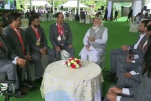 'স্কুলে ভর্তি নিত না, আজ আপনার সামনে বসছি', মোদিকে বললেন রুপো জয়ী জেলাশাসক 'স্কুলে ভর্তি নিত না, আজ আপনার সামনে বসছি', মোদিকে বললেন রুপো জয়ী জেলাশাসক