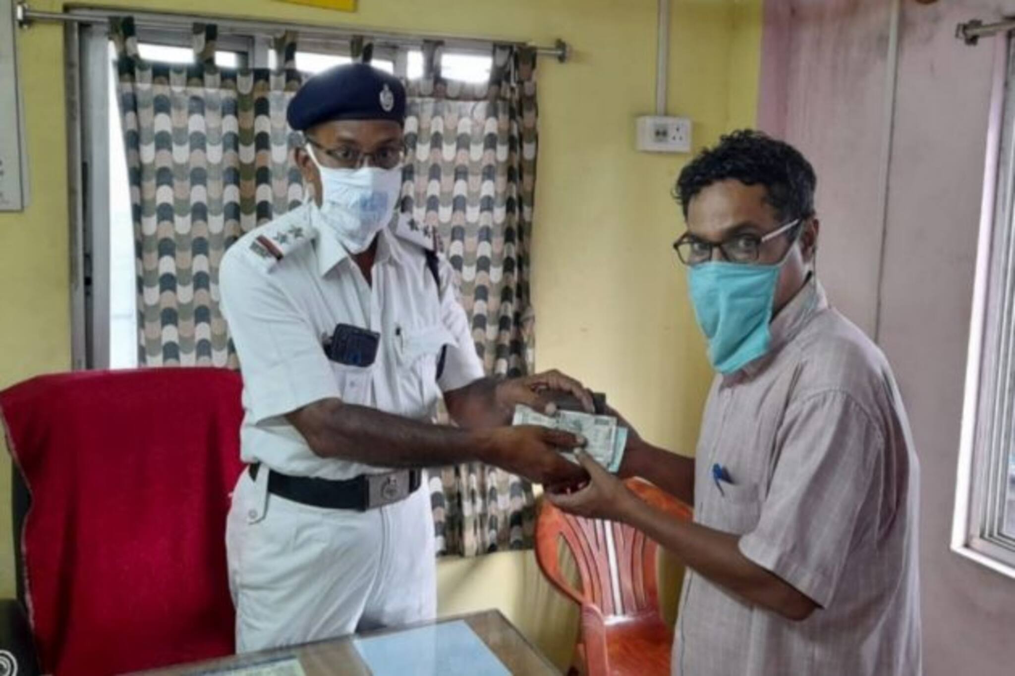 পুলিশ দিবসেই পুলিশের বিরাট জয়! রেলকর্মীর খোয়া যাওয়া টাকা উদ্ধার সাব ইন্সপেক্টরের