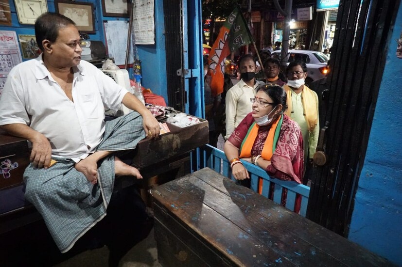 ভবানীপুর কেন্দ্রের প্রায় ২ লক্ষ ৬২ হাজার ভোটারের নাম, নম্বর ডেটাবেসে যুক্ত করা হয়েছে। যাদের প্রত্যেককেই ফোন করবেন এই টেলিকলাররা। 