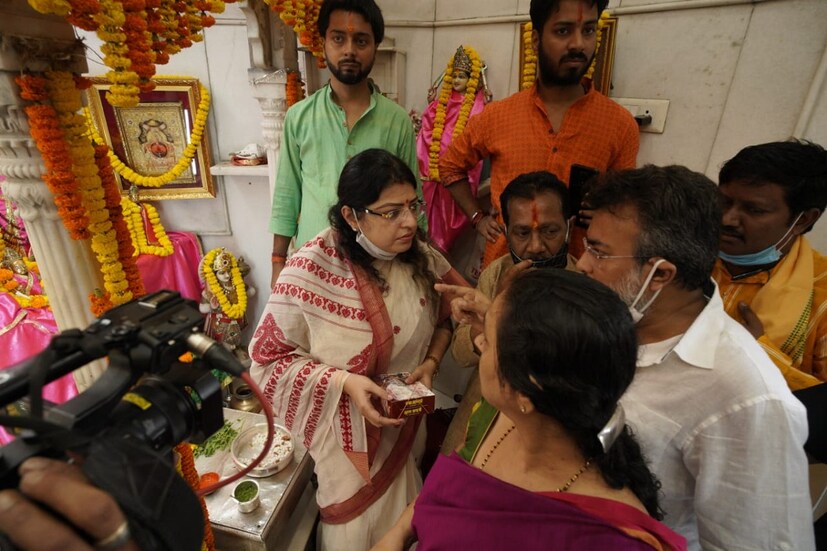  নির্বাচনী প্রচারে অভিজাত আবাসন কমপ্লেক্সগুলোতে সমস্ত মানুষের ঘরে ঘরে পৌঁছানো যায় না, আর তাই এবার টেলি কলিং এই যোগাযোগ নিরবচ্ছিন্ন রাখার উদ্যোগে বিজেপি। বিজেপি সূত্রে খবর, হেস্টিংসের রাজ্য বিজেপির নির্বাচনী কার্যালয়ে তৈরি হয়েছে টেলি কলিং ইউনিট। ওয়ার্ড পিছু মোট তিনজন করে টেলিকলার কে নিযুক্ত করা হয়েছে, যারা এই অভিজাত আবাসন গুলির বাসিন্দাদের ফোনে প্রচার এর দায়িত্বে থাকবেন। মোট আটটি ওয়ার্ডে টেলি কলিং এর দায়িত্বে রয়েছেন ২৪ জন টেলিকলার। 